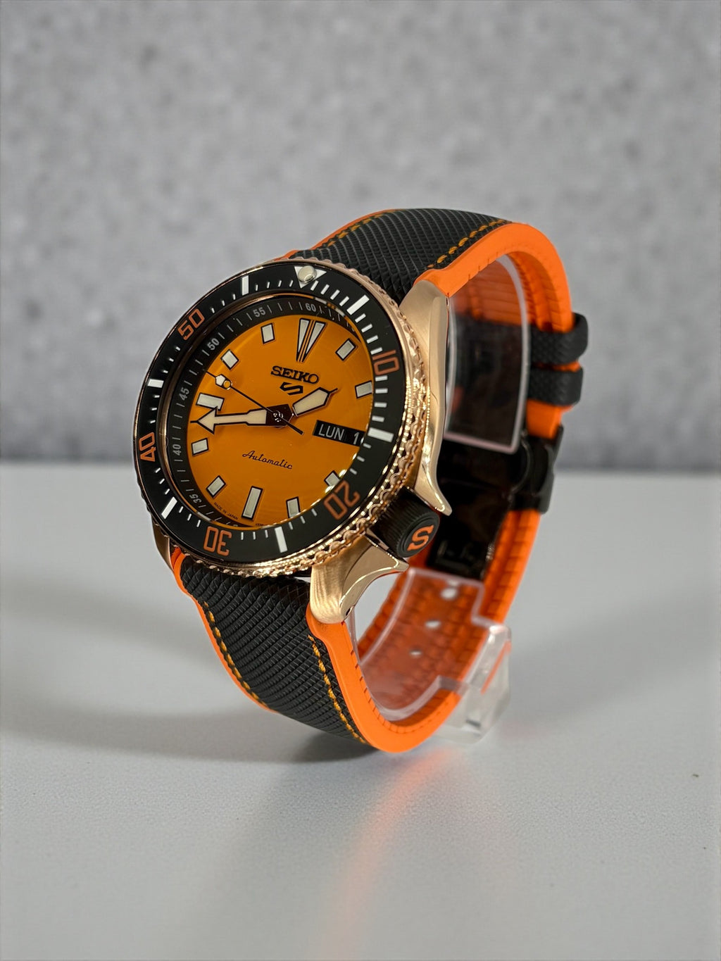 Seiko - Color Sport Mandarine - Mod custom atelier horloger France HORS SERIE 3/4 profil