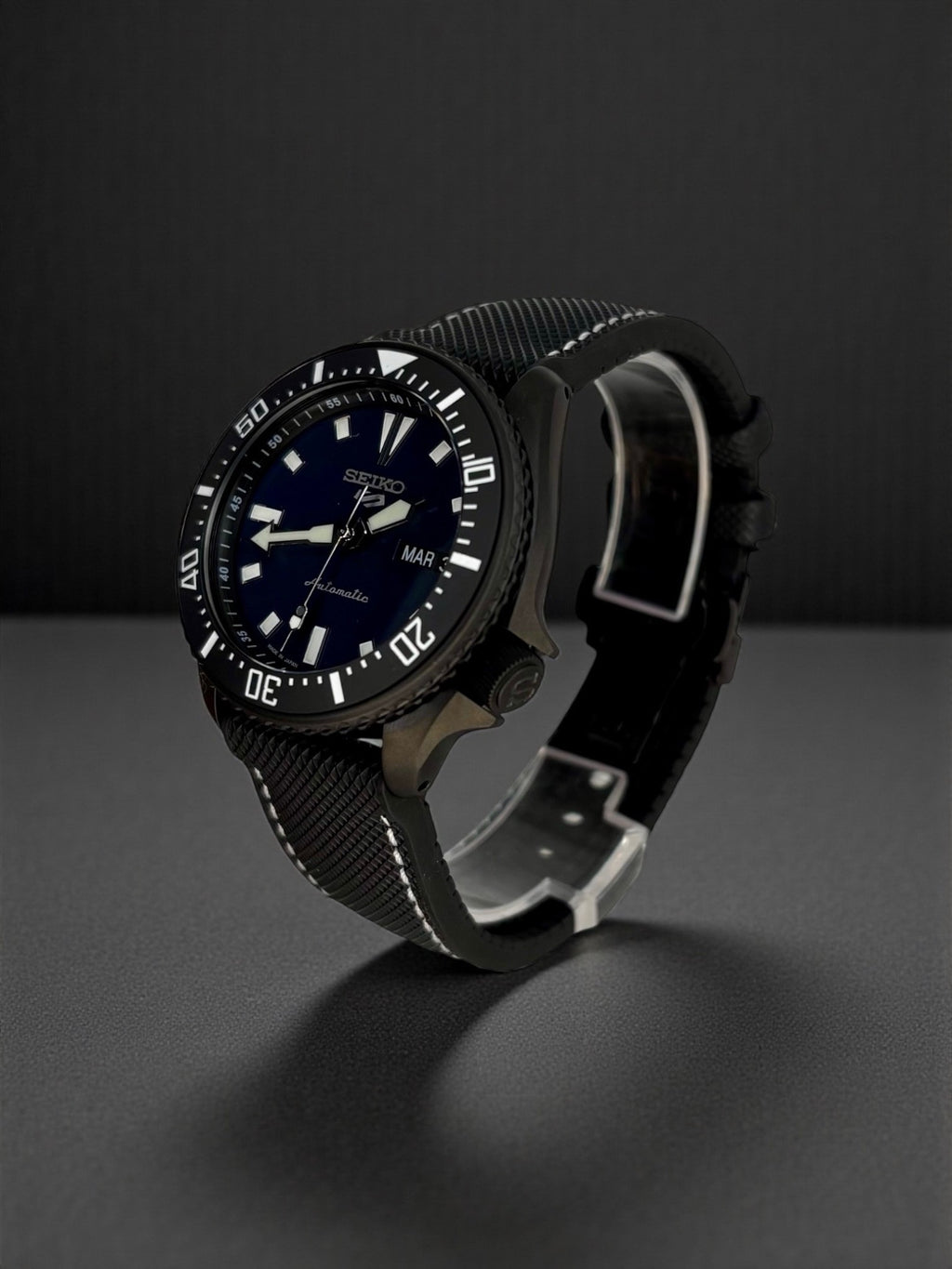 Seiko - Color Sport Noir - Mod custom atelier horloger France HORS SERIE 3/4 profil